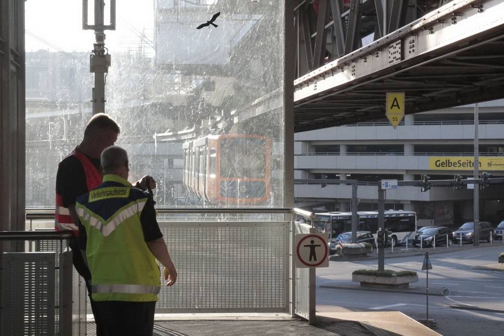  Kontrolle: WSW-Mitarbeiter in der Station Alter Markt. 