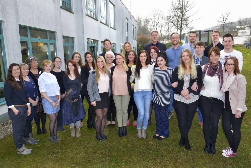  Gut gelaunt stellten sich die Absolventinnen und Absolventen zum Gruppenfoto? 