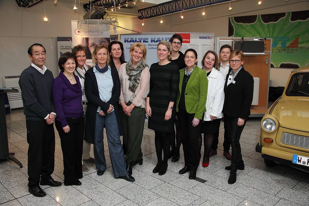  Alle auf einen Blick — mit Victoria Kaut (Sechste von rechts), Schirmfrau der Plakat-Aktion, und Birgit Frese (ganz rechts) von „Competentia“. 