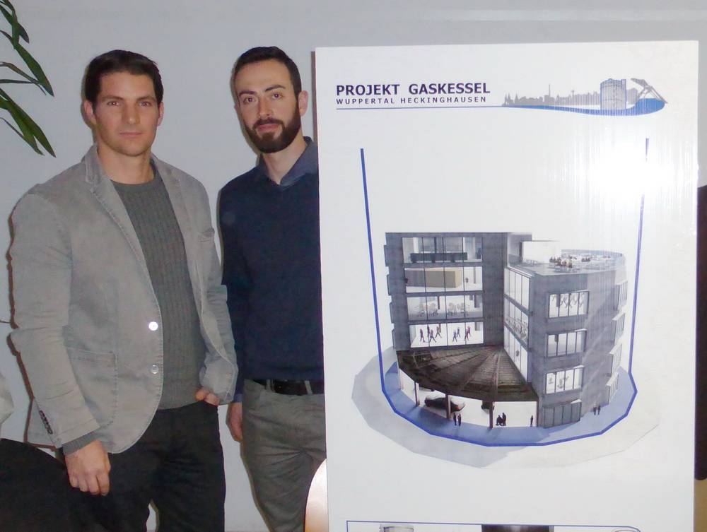  Die Architekten Daniel Mai (links) und Marcello Groß vom Planungsbüro GKM haben für Investor Thomas Drescher den „Sport-Park“ im Heckinghauser Gaskessel entworfen. 