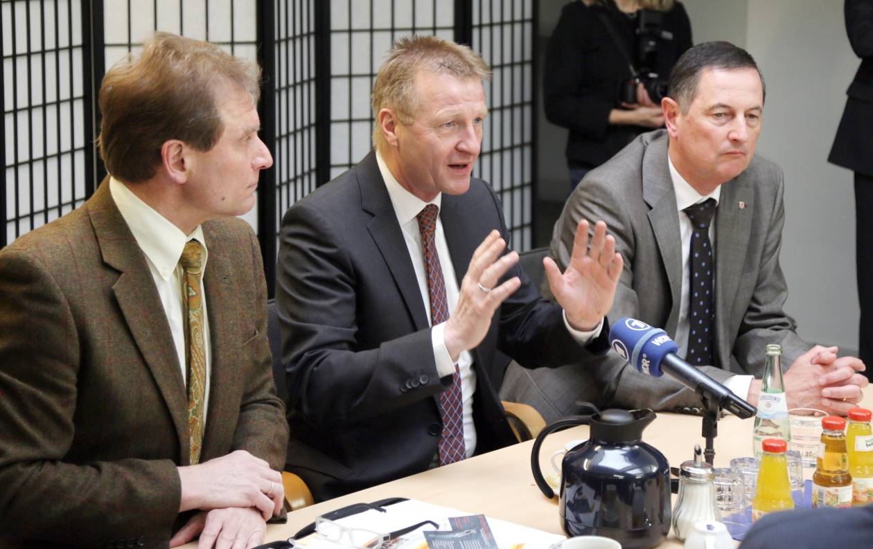 Bei der Eröffnung der Wuppertaler "Wegweiser"-Beratungsstelle: NRW-Innenminister Ralf Jäger (Mitte), Oberbürgermeister Peter Jung und sein Solinger Kollege Norbert Feith (links).  