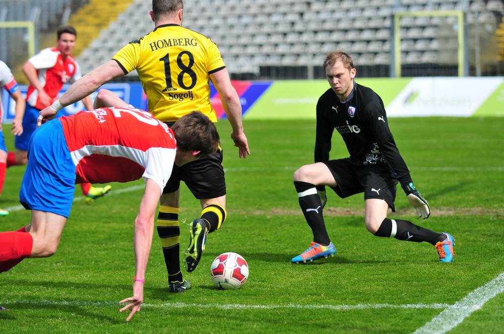  Torwart Lukas Fronczyk verhindert ein Tor der Gäste. 