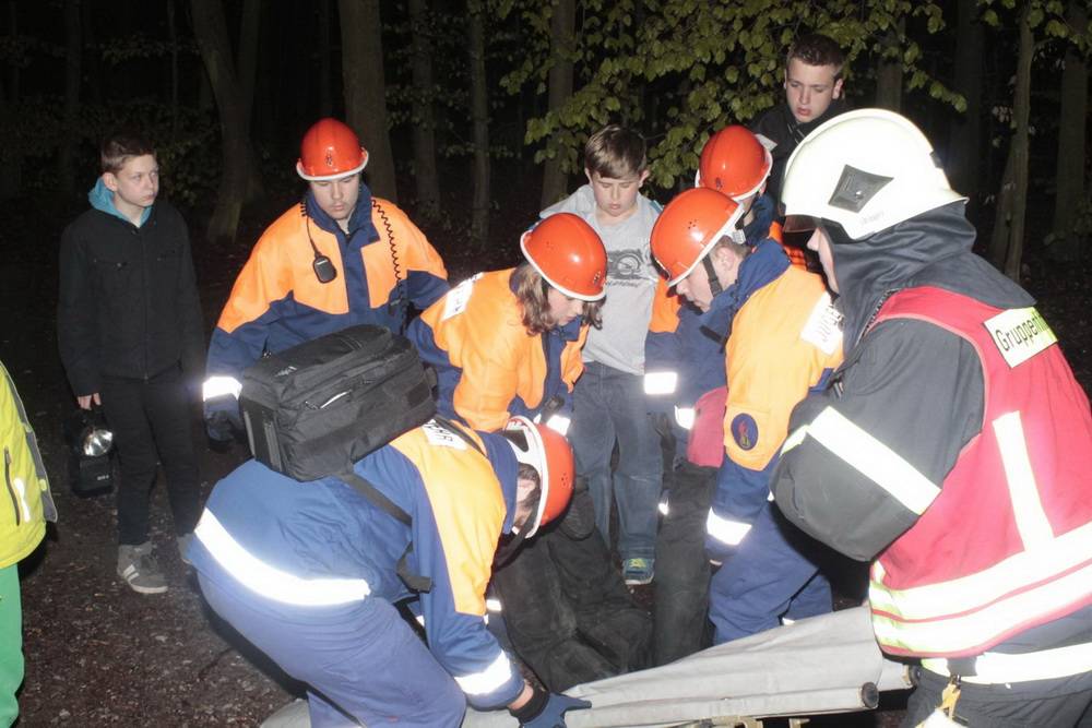  Die Jugendlichen fanden die verletzte "Person" im Ehrenberger Wald und bargen die gar nicht so leichte Puppe. 
