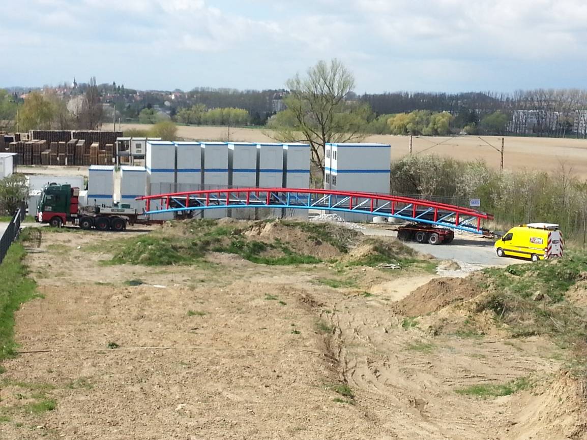 Nordbahntrasse: Brücke per Spezialtransport auf dem Weg
