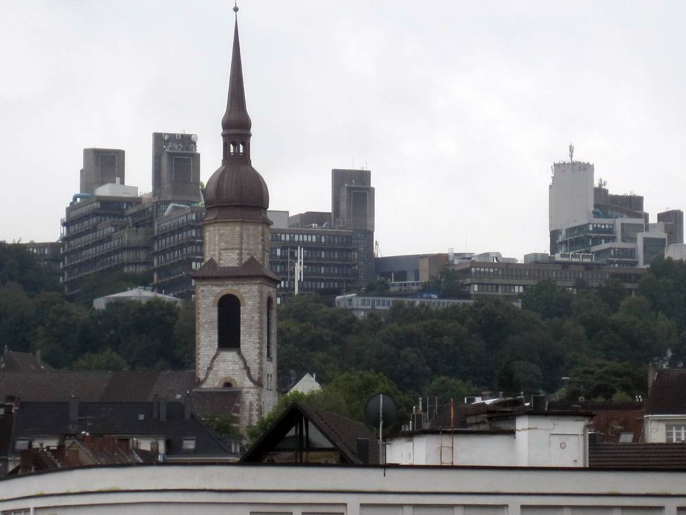  Blick auf die Südstadt mit Christuskirche und Uni. 