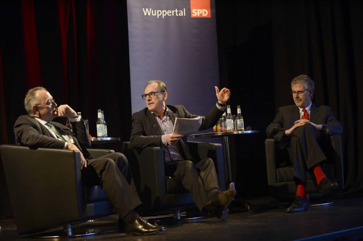  SPD-OB-Kandidat Andreas Mucke (Mitte) diskutierte mit NRW-Finanzminister Norbert Walter-Borjans (links)und dem Wuppertaler Bundestagsabgeordneten Manfred Zöllmer (rechts) über die Verteilung des Geldes zwischen Bund, Ländern und Städten. 