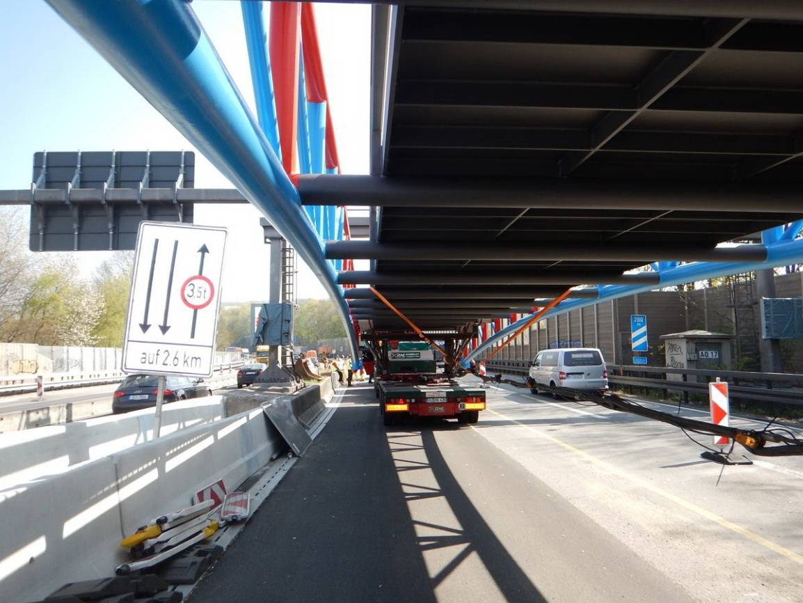 Brücke hängt in der Baustelle fest
