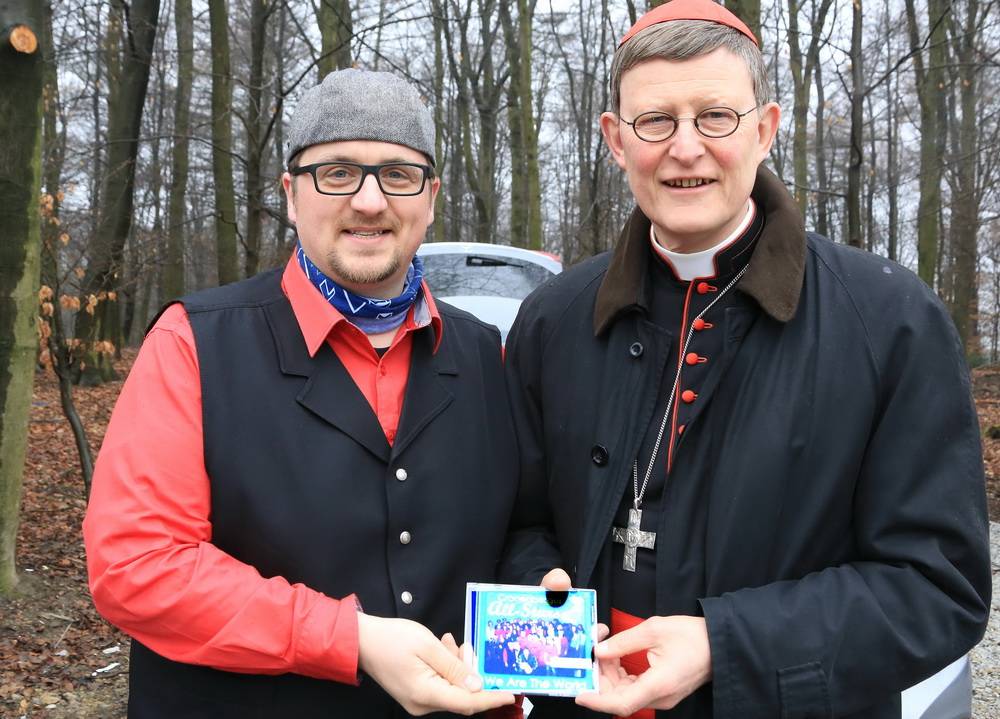  Die CD-Übergabe im Burgholz: Florian Danowski und Kardinal Woelki. 