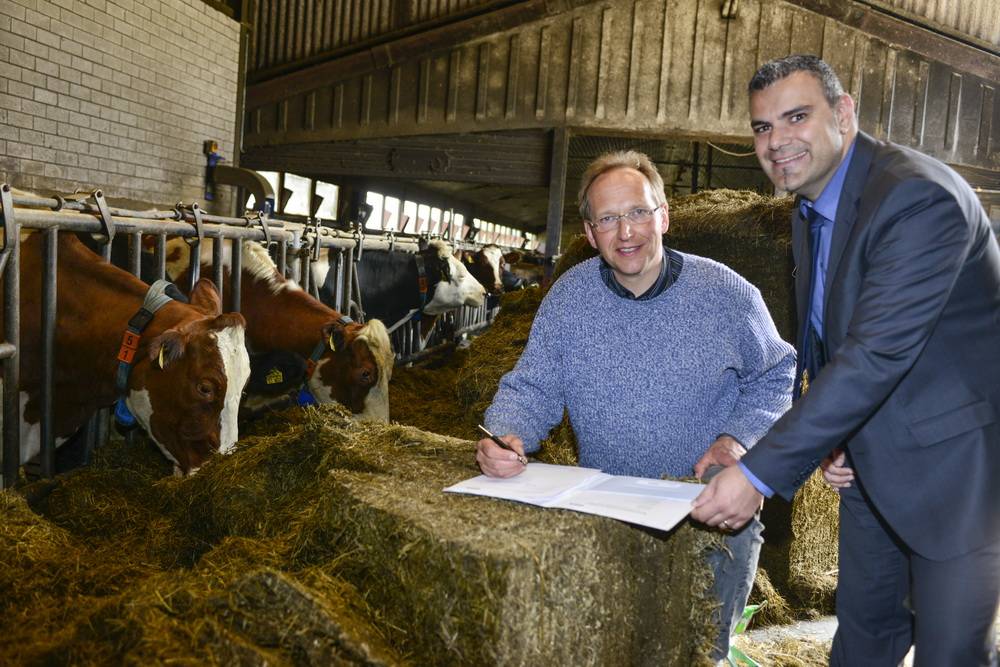  Verlängerung vor Zuschauern: Martin Dahlmann (Vorsitzender Ortsbauernschaft Ost) und Roberto Siino (Leiter Vertrieb Privat- und Gewerbekunden WSW Energie &amp; Wasser AG). 