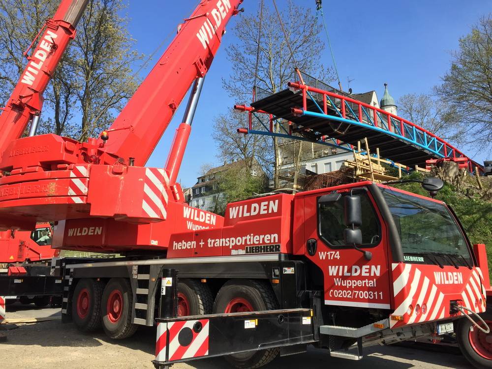  Mit Hilfe eines großen Krans wurde die Brücke eingehängt. 