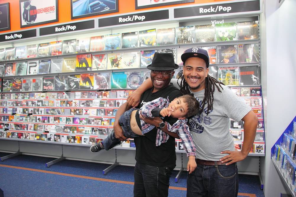  Mr. Kibs (li.) mit „Söhne Mannheims“-Star Metaphysics und dessen Sohn Levi. Das Duo bringt am Samstag „Urban Tropical Beatz“ nach Elberfeld. 