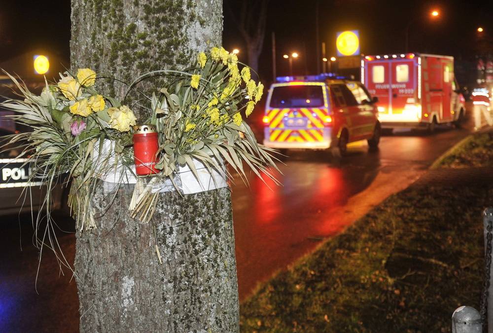  Eine Blumengebinde markierte noch den Unfallort, als sich drei Wochen später dort ein weiterer tödlicher Unfall ereignete.  