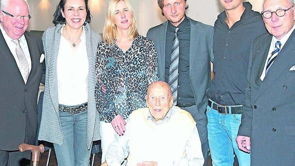  Die Söhne Axel und Ingolf, die Enkelinnen Nicole und Alexandra, die Urenkel Sebastian und Julian (v.l.) und viele weitere Gäste waren zum Lutherstift gekommen, um den 100. Geburtstag ihres Jubilars Helmut Albracht zu feiern. 
