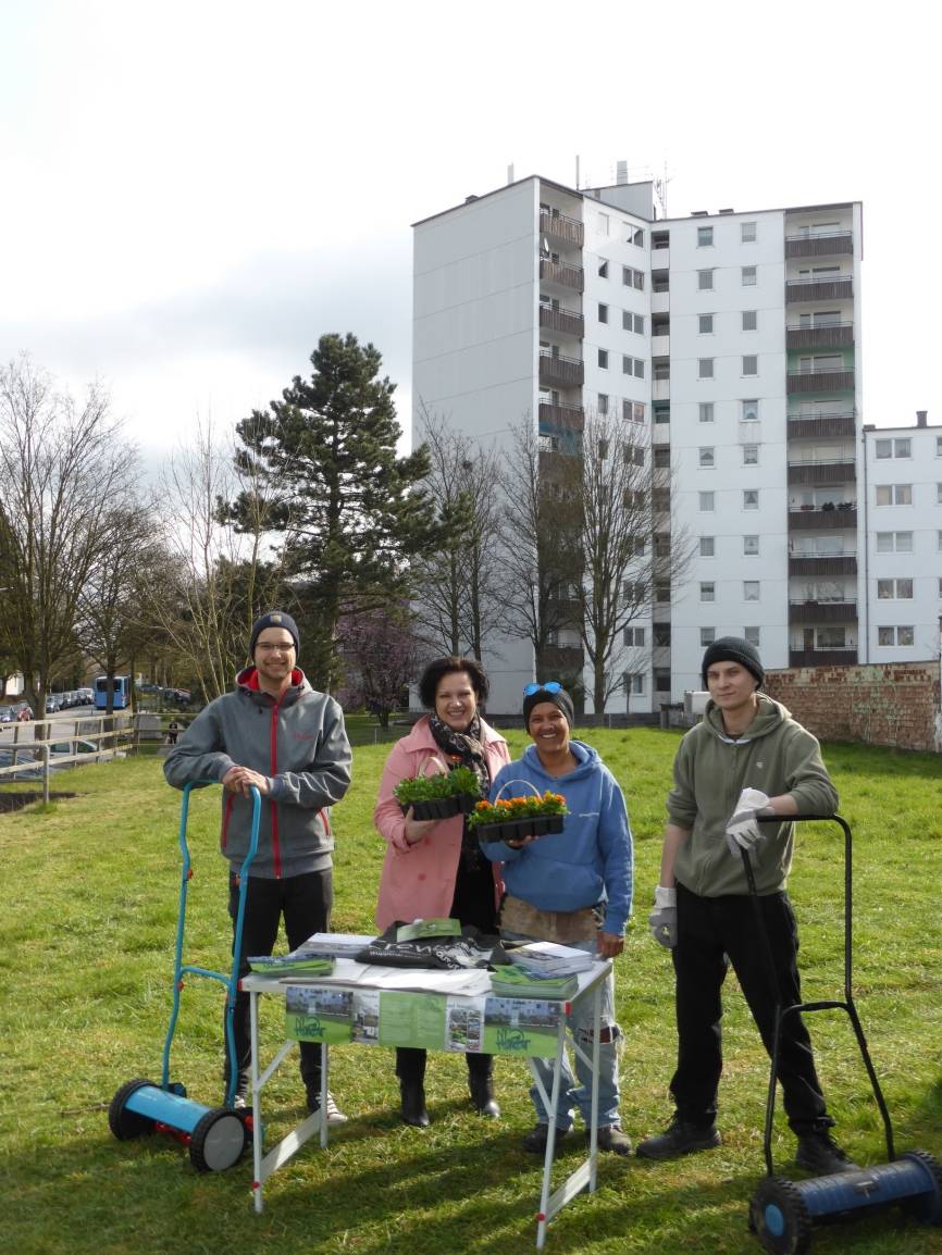  Aller Anfang ist schwer, bevor unter dem Motto „Pflanzbar“ aus einer brachliegenden Wiese ein Garten wird: Frederik Schürhoff, Bezirksvertreterin Ulrike Fischer als Gast, Projektleiterin Valentina Manoljov und Tim Koehler (von links). 