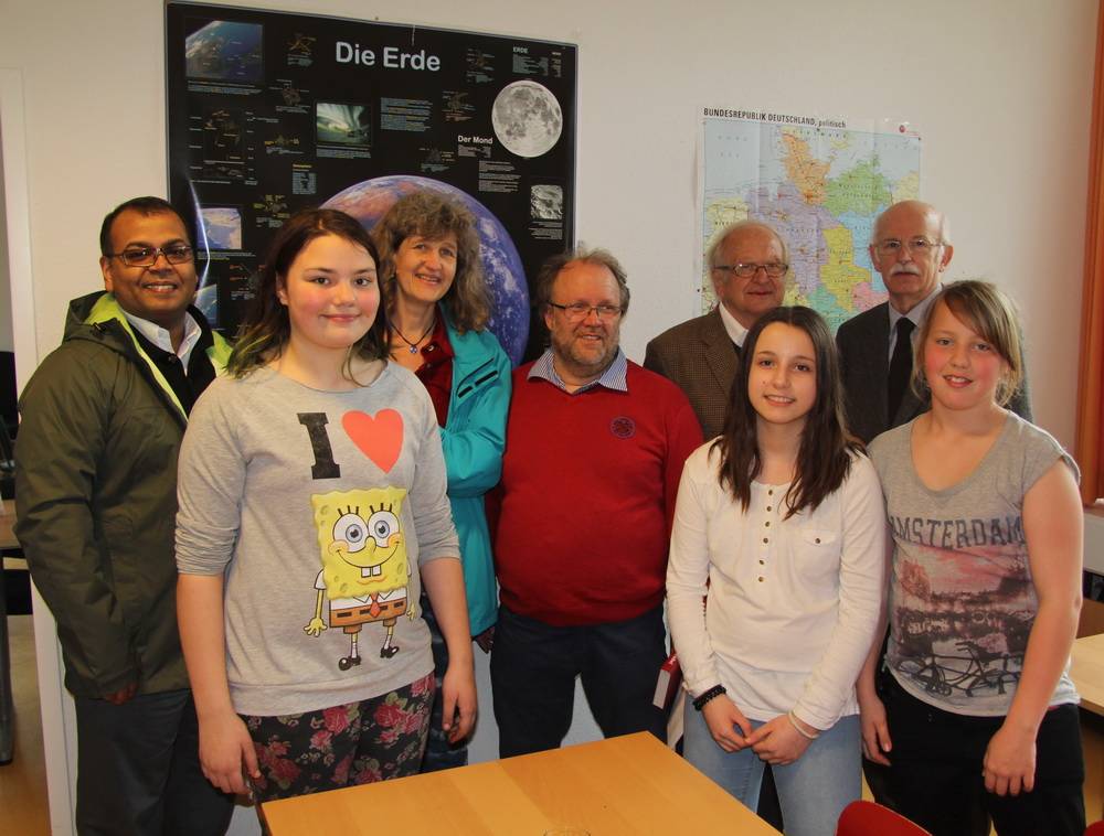  Im Mittelpunkt der Einrichtung „Haus des Teilens“ stehen junge Menschen, die von Thomas Willms (4.v.l.) und Pater Joachim Stobbe (4.v.r.) wohlwollend begleitet werden. 