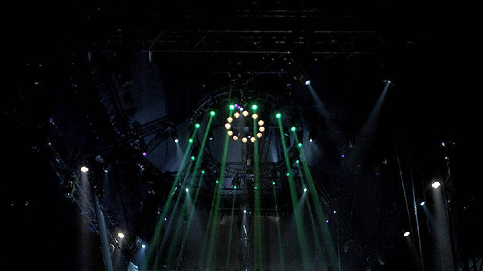 Fliegende Menschen unter der 16 Meter hohen...