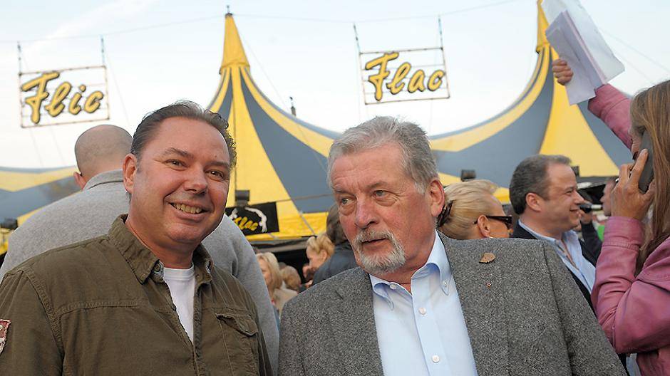 Rundschau-Redakteur Roderich Trapp mit Barmens Bezirksbürgermeister Hans-Herrmann...