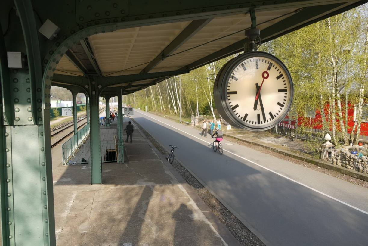  Wie auf einem echten Bahnhof: Diese klassische Uhr zeigt an der Trasse am Loh die Stunden, Minuten und Sekunden — und zwar in der Dunkelheit auch mit Beleuchtung. 