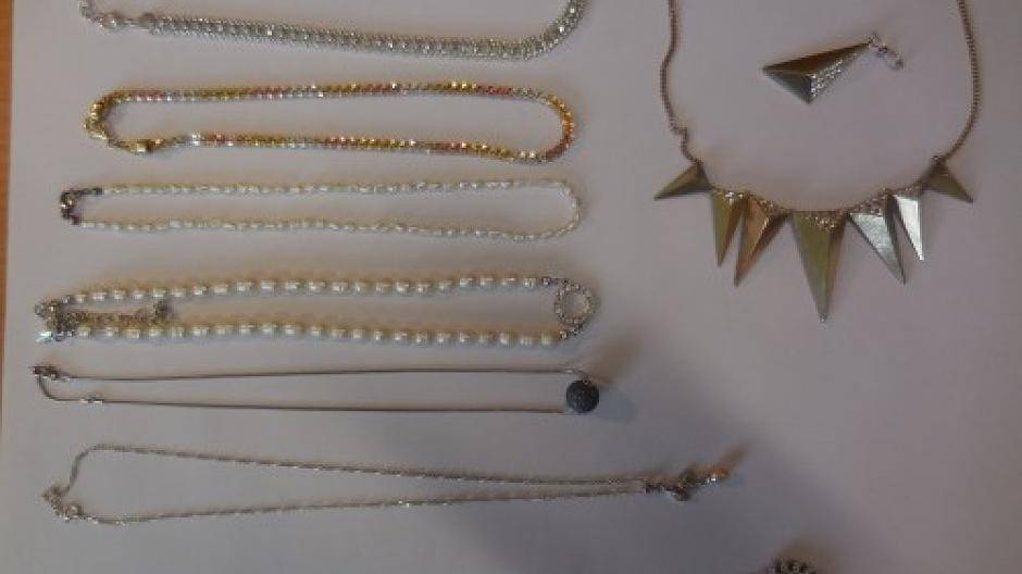 Bilderstrecke: Polizei sucht Schmuck-Eigentümer