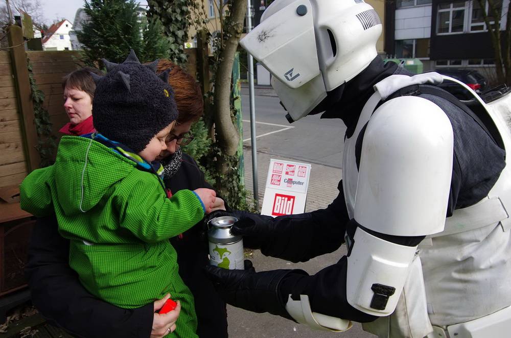  Sammlung für den guten Zweck. 