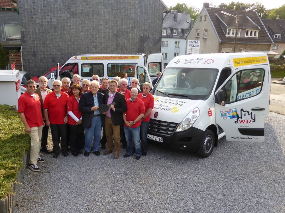  Das Fahrerteam beim Fototermin bei der Inbetriebnahme des Bürgerbusses. 