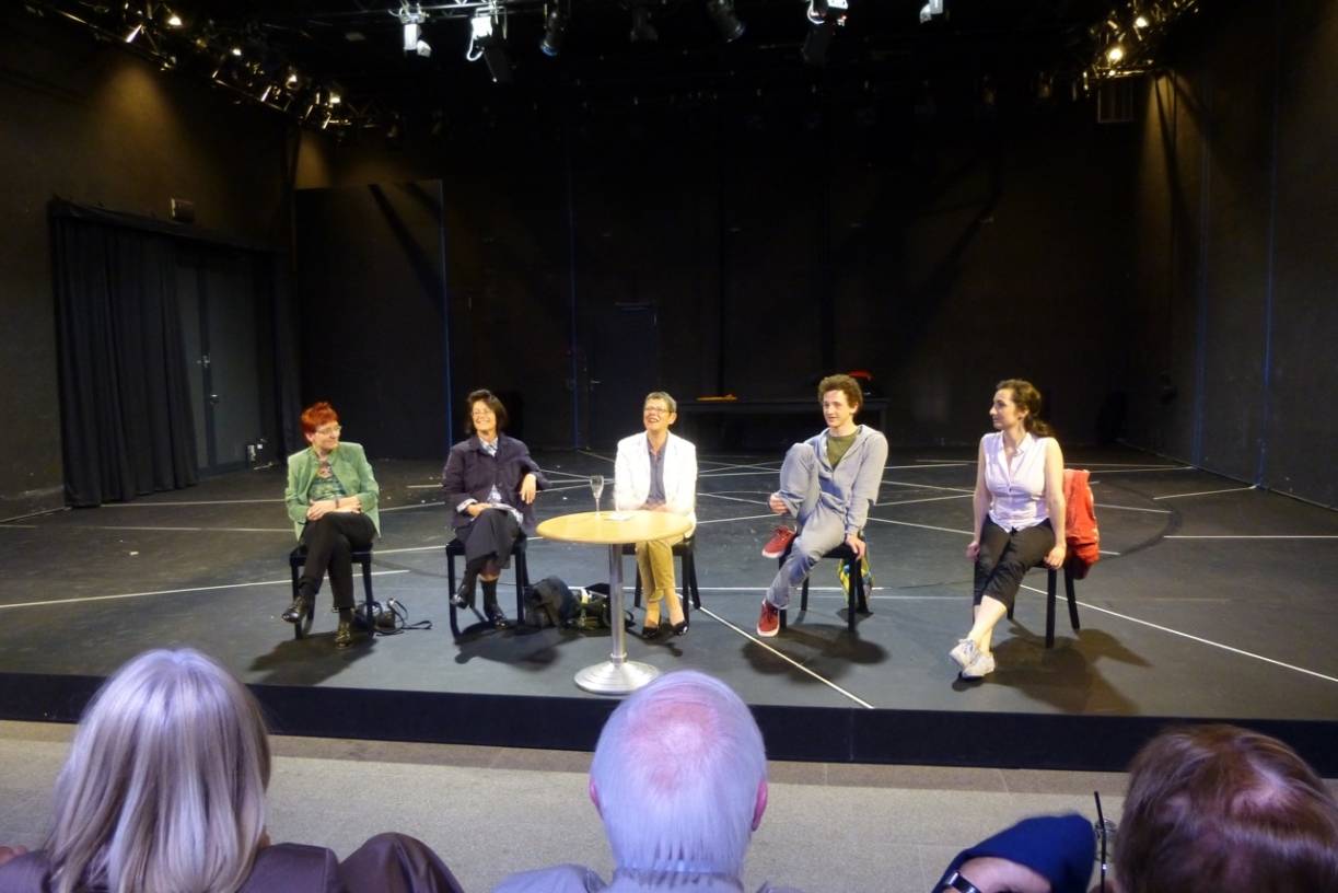  FDP-Kulturpolitikerin Ingrid Pfeiffer (Mitte) im Theater am Engelsgarten zusammen mit (von links) Theaterpädagogin Sylvia Martin,Schauspiel-Intendantin Susanne Abbrederis sowie den Schauspielern Konstantin Shklyar und Julia Reznik. 