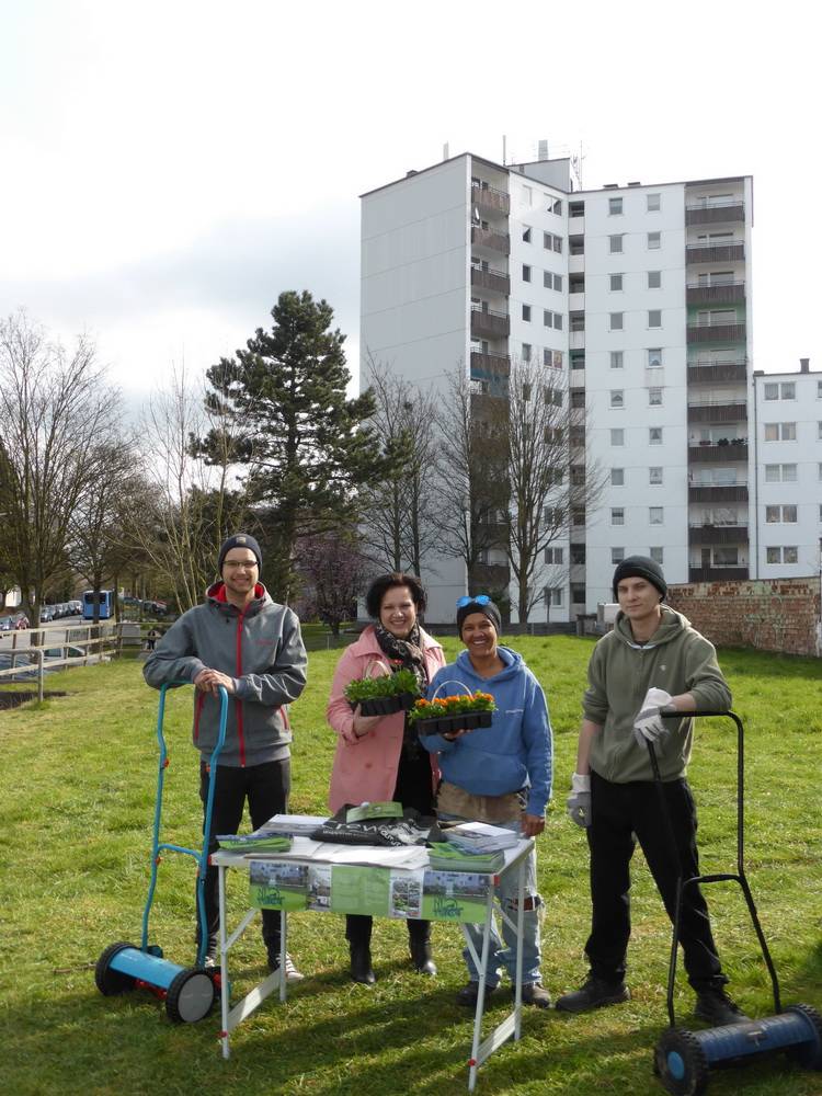  Aller Anfang ist schwer, bevor unter dem Motto „Pflanzbar“ aus einer brachliegenden Wiese ein Garten wird: Frederik Schürhoff, Bezirksvertreterin Ulrike Fischer als Gast, Projektleiterin Valentina Manojlov und Tim Koehler (von li,). 