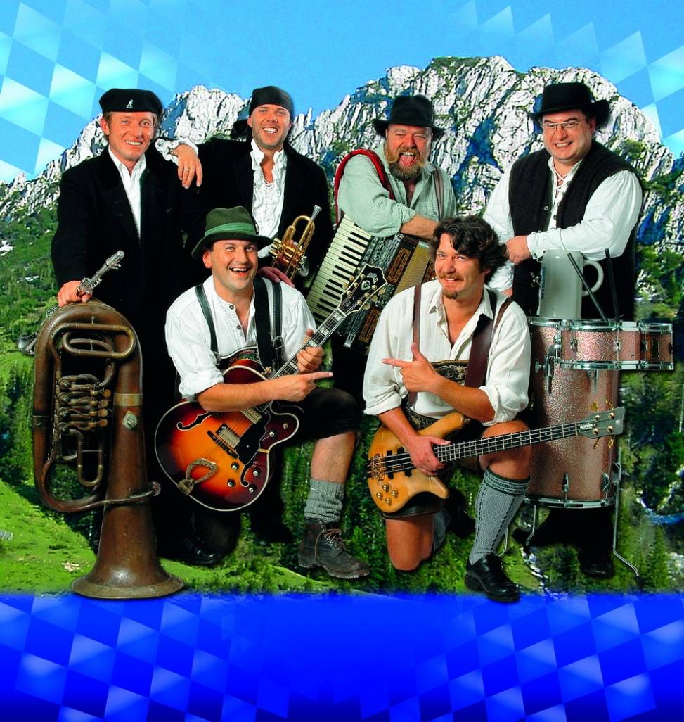  „Brandig“, die Alpenrocker aus dem Chiemgau, sorgen am Samstag Abend für weiß-blaue Stimmung im Dönberger Festzelt. 