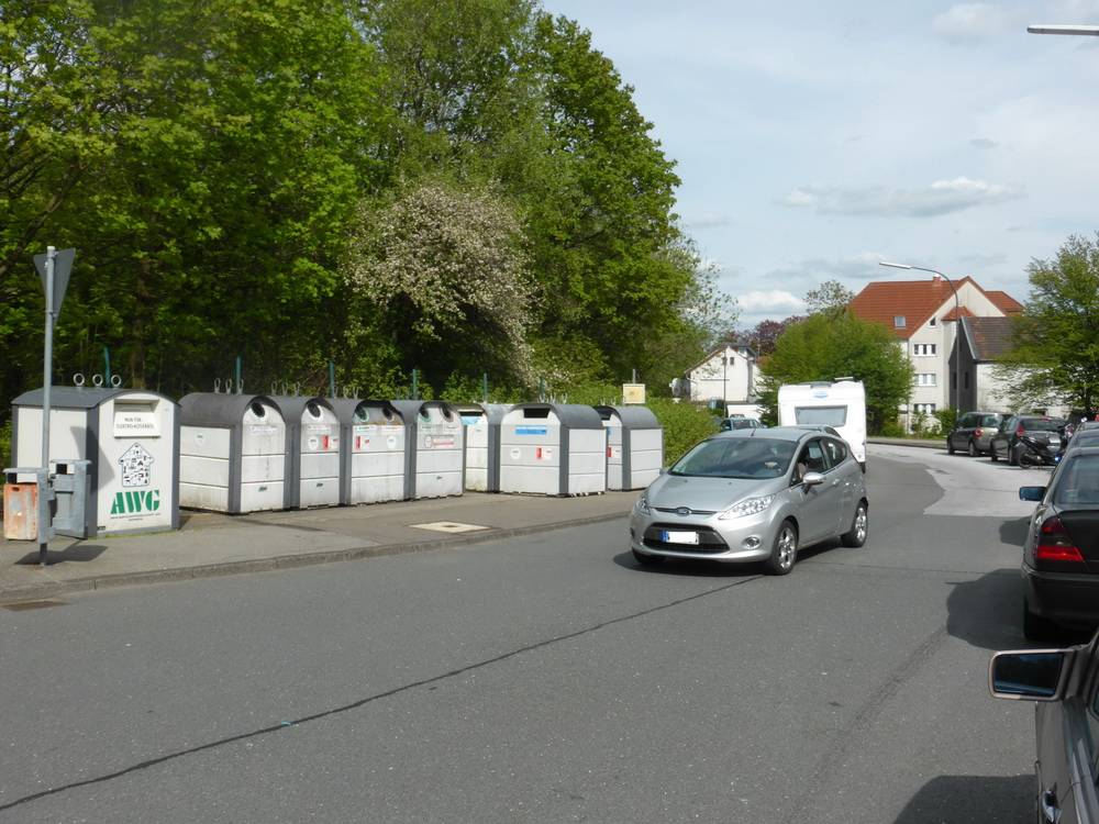  In der Kurfürstenstraße stöhnen die Anwohner über knappe Parkplätze und Autofahrer, die sie als Schleichweg nutzen, klagen über kaum möglichen Begegnungsverkehr. An der Einmündung in die Elias-Eller-Straße behindern PKWs, deren Nutzer die Wertstoffsammelcontainer befüllen, den fließenden Verkehr. Mitglieder der Bezirksvertretung engagierten sich bisher erfolglos und haben zuletzt die AWG aufgefordert, den Standort zu prüfen. 