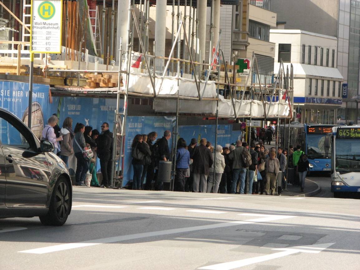  Unser Leser Norbert Bernhardt hat, um seinen Brief mit einem optischen Beweis zu untermauern, dieses Foto von der Bushaltestellen- und Verkehrssituation an der Ecke Wall und Schloßbleiche gemacht. 