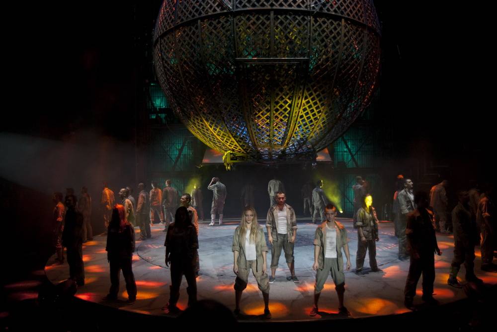  „Flic Flac“ bietet noch bis 10. Mai 2015 in Barmen Artistik auf Weltniveau vor imposanten Kulissen — und mit Live-Musik. 