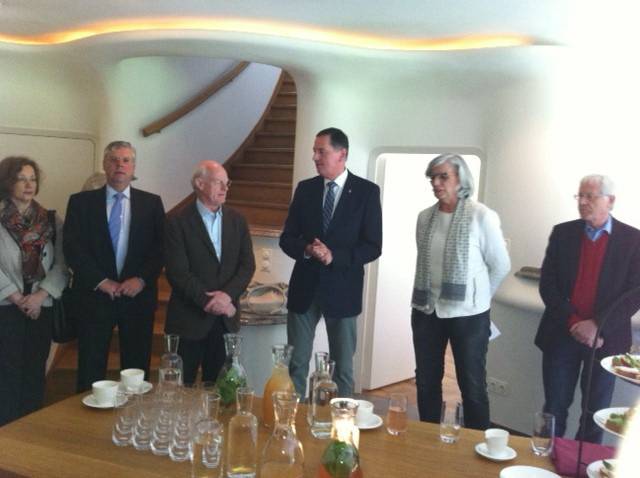  Zum offiziellen Akt im Hause von Tony Cragg (3.v.li.) kamen auch der CDU-Bundestagsabgeordnete Jürgen Hardt (2.v.li.) und OB Peter Jung (4.v.li.). 