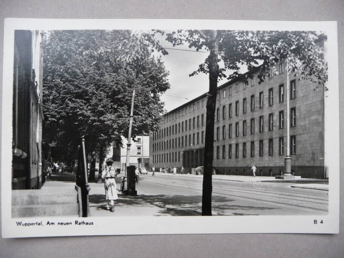  Ab Ende 1945 war das Präsidiumsgebäude das "Neue Rathaus" der Stadt Wuppertal. Postkarte,um 1950. 
