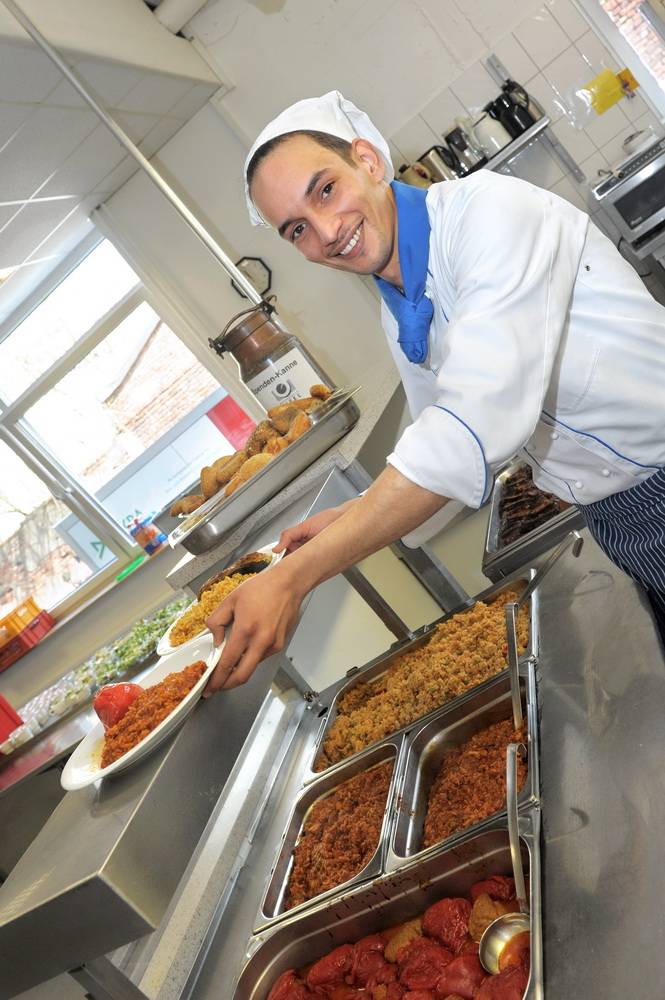  Majid Cherrak kocht jetzt nicht mehr für wenige Wohlhabende, sondern für sehr viele, die am Existenzminimum leben müssen. 