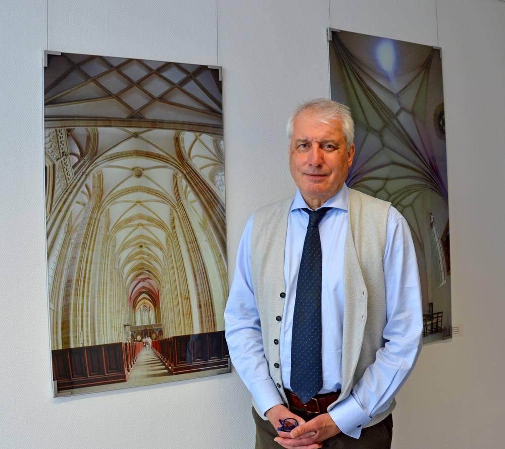  Prof. Jürg Steiner in seiner aktuellen Ausstellung auf der Rektoratsebene. 