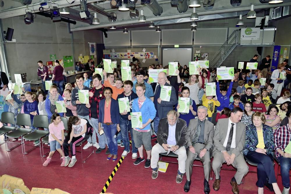  Stolz präsentieren die Gewinner ihre Urkunden. 