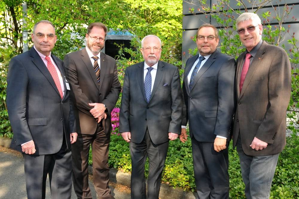  Vorstand und Ex-DDR-Ministerpräsident (v.li.): Frank R. Witte, Dirk Sachsenröder, Lothar de Maizière, Holger Lassen und Mathias Conrads. 