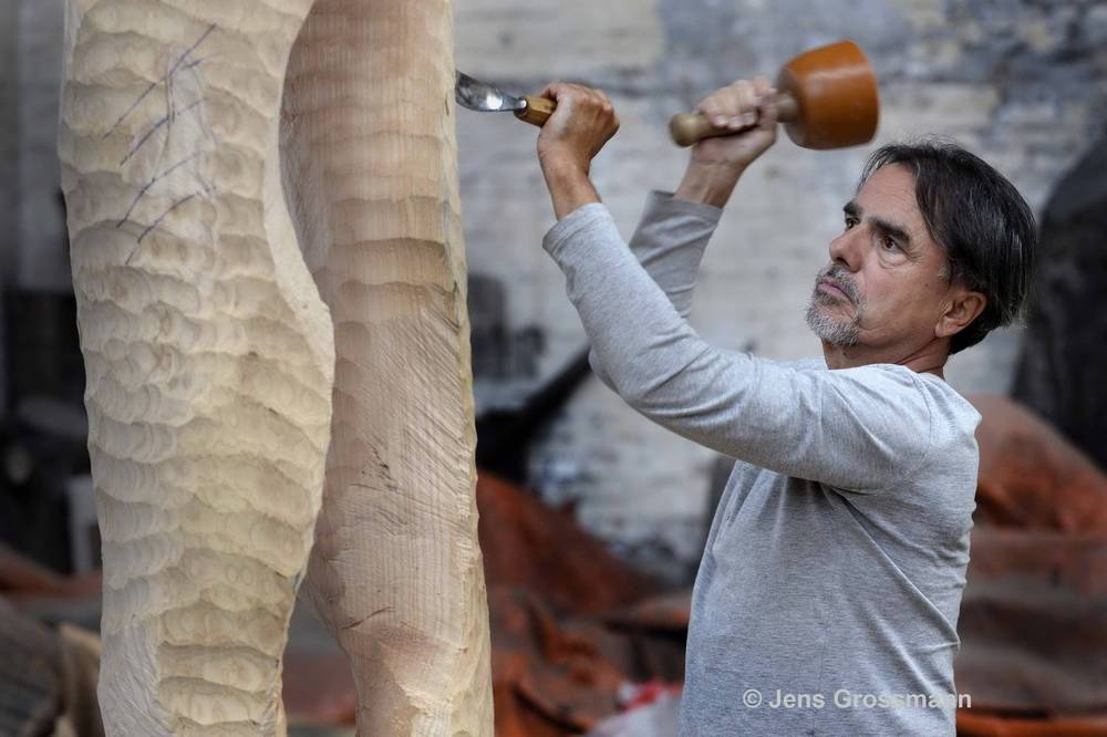  Ob in Wuppertal oder Barcelona — Klaus Christ liebt die künstlerische Auseinandersetzung mit Holz. 