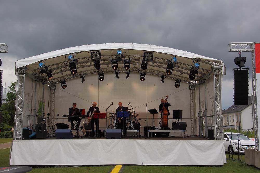 Trotz bedrohlicher Wolkenformationen über der Bühne ließen sich die Musiker nicht...