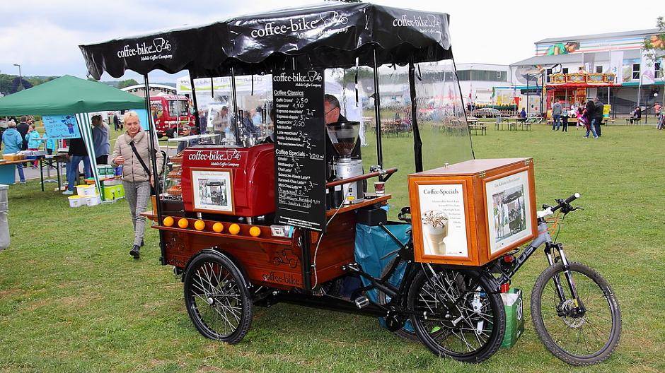 Kreativ gestalteter Coffeeshop mit...