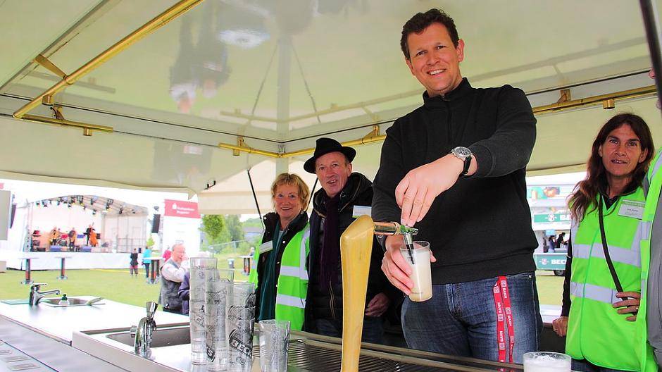 Dr. Carsten Gerhardt schenkte den Besuchern des Trassenfest auch mal persönlich...