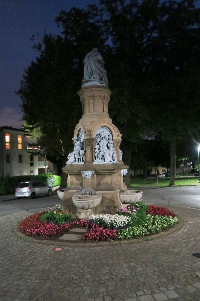  Der Brunnen erinnert an die Werke der Brüder Grimm. 