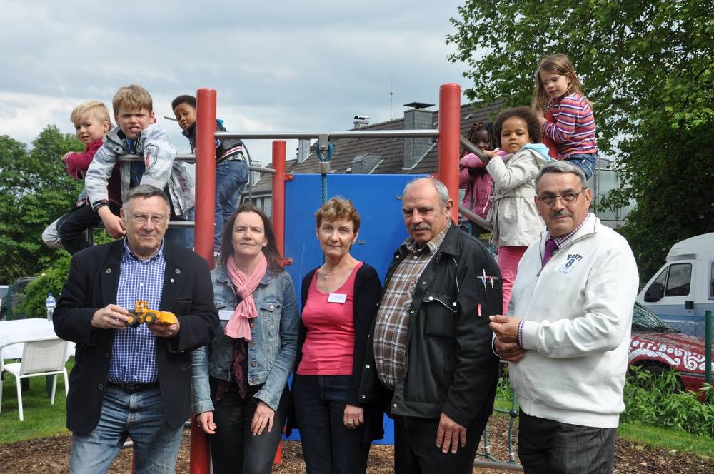  Von links nach rechts: Christel Sticht und Christa Reindl vom Sozialdienst katholischer Frauen Wuppertal bedanken sich bei Detlef Roß (SPD), Dieter Mattner (Gesellschaft für Berufliche Aus- und Weiterbildung) und Friedhelm Bong (Pfarrgemeinde St. Marien) für die Unterstützung beim Umbau des Spielplatzes im Barmer Treffpunkt für Alleinerziehende. 
