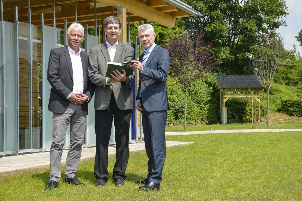  Weihten die Solaranlage mit einem Bibelvers ein (v.li.): Jürgen Wagner (Wichernhaus), Pfarrer Johannes Schimanowski, Norbert Hüttenhölscher (WSW). 