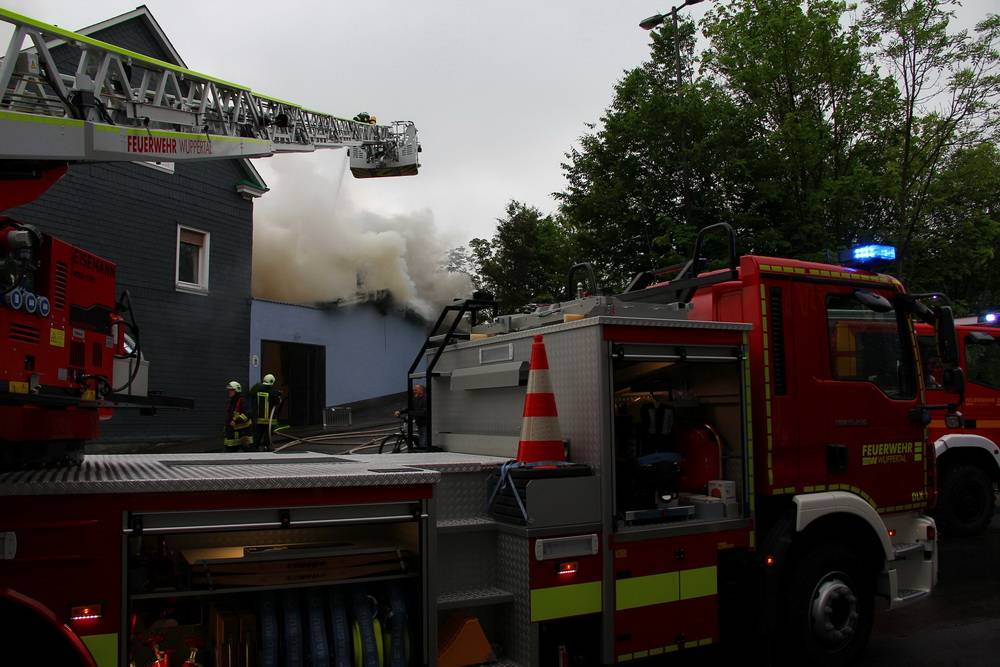  Durch das Feuer bildete sich starker Rauch. 