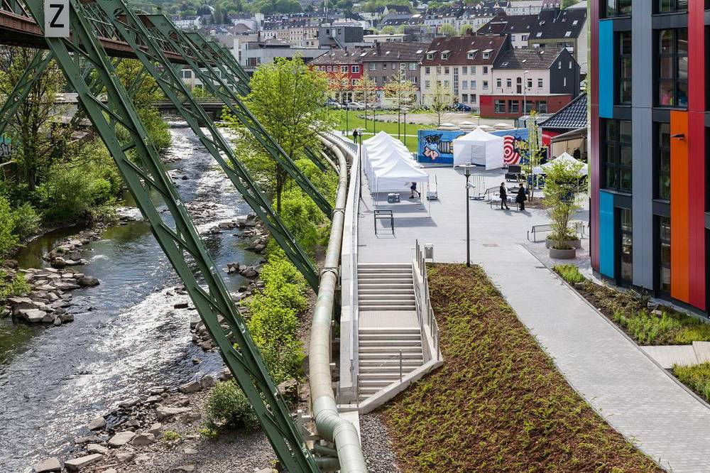  Der öffentliche Wupperzugang an der Junior Uni lädt auch in den Sommerferien zum Verweilen ein. 