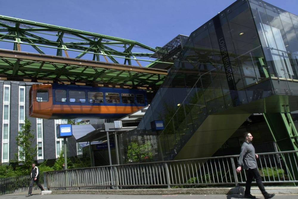  Mit der Schwebebahn kommt man momentan sm schnellsten über die Talachse. 