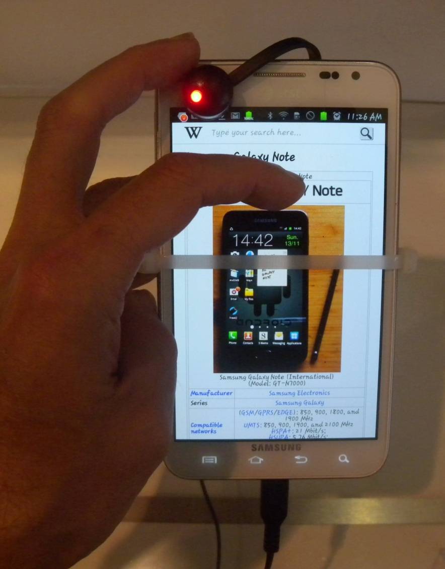  Nicht zu empfehlen: Der Griff zum Smartphone kurz vor dem Schlafengehen. 