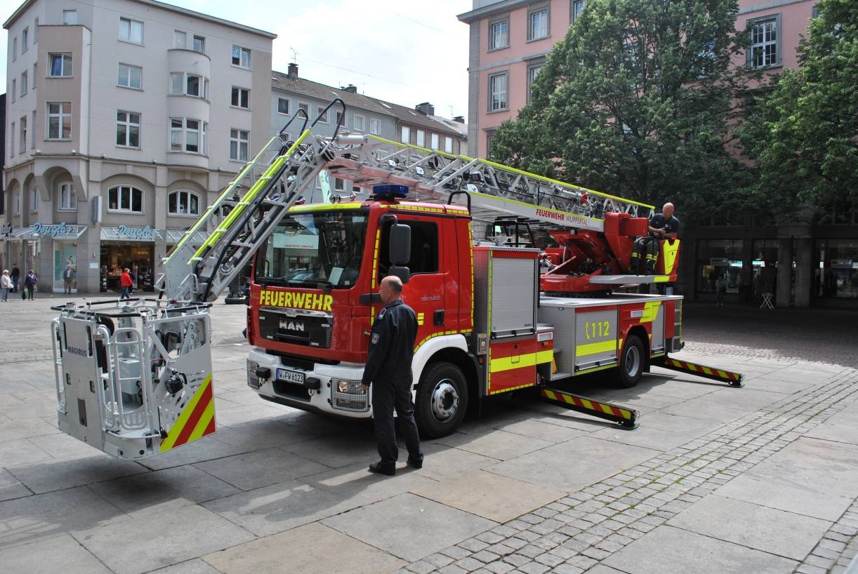  So sieht das aus, wenn die Drehleiter abknickt: Präsentation des Fahrzeugs für den für die Feuerwehr zuständigen Ratsausschuss für Schutz und Ordnung auf dem Johannes-Rau-Platz vor dem Barmer Rathaus. 