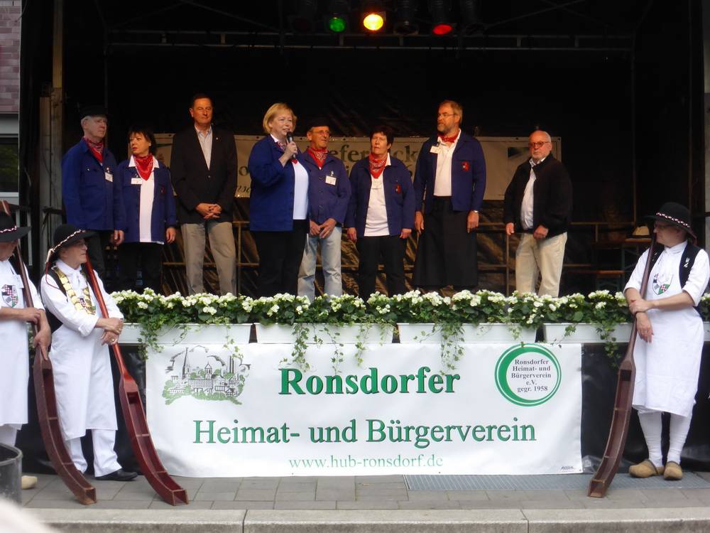  Langerfelder Bleicher rahmen den HuB-Vorstand, Oberbürgermeister Peter Jung (oben, 3.v.l.) und Bezirksbürgermeister Harald Scheuermann-Giskes ein. 